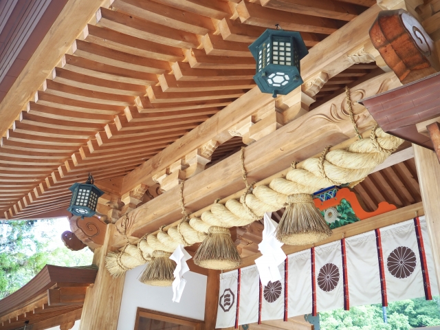 しめ縄　神社　紙垂　交換　風景