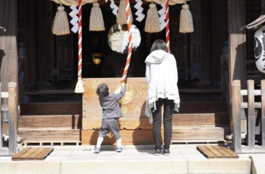 神社_鈴緒_参拝者
