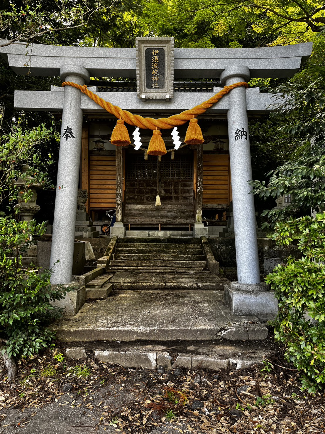 石川県輪島市伊須流岐神社 ｜正面鳥居しめ縄取付 - 株式会社 折橋商店
