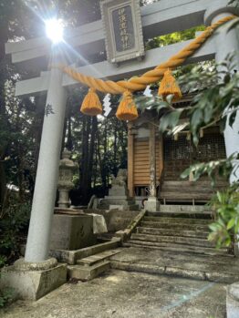 石川県輪島市伊須流岐神社 _しめ縄取付