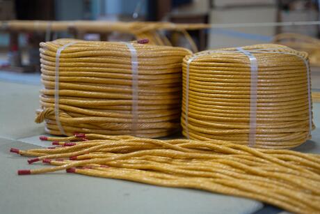 合成繊維しめ縄に使われる素材とは？形状や風合いを再現する工夫