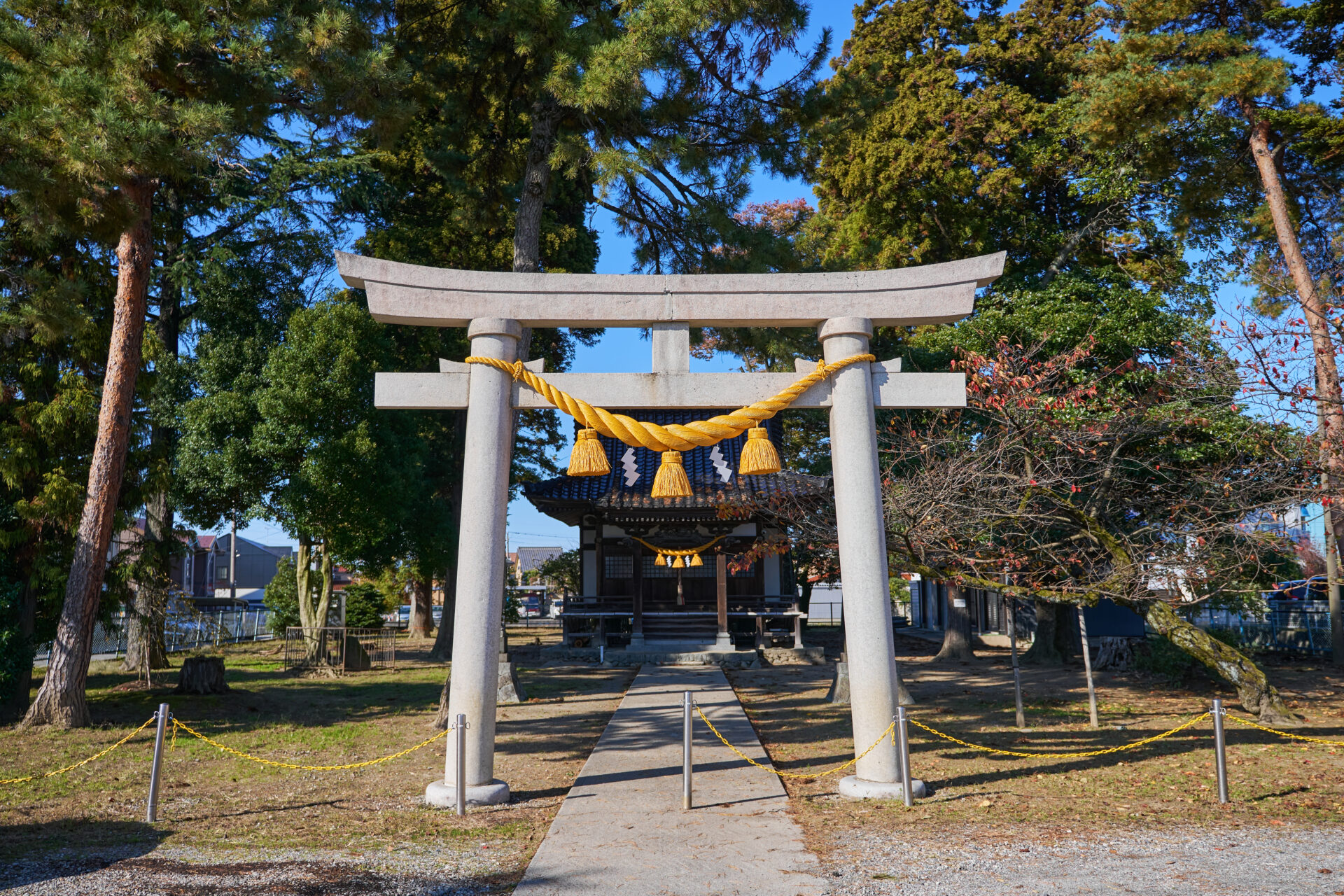 富山県富山市堀川町 堀川神社| 正面鳥居 拝殿 奥殿 社殿 しめ縄交換
