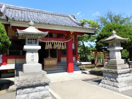 神社_灯籠_神前へ明かりを捧げるもの