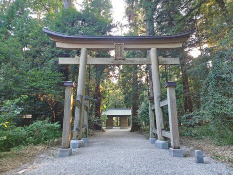 砂利_踏む音_参拝へ向かう心を整える