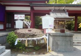 神社　しめ縄　参拝