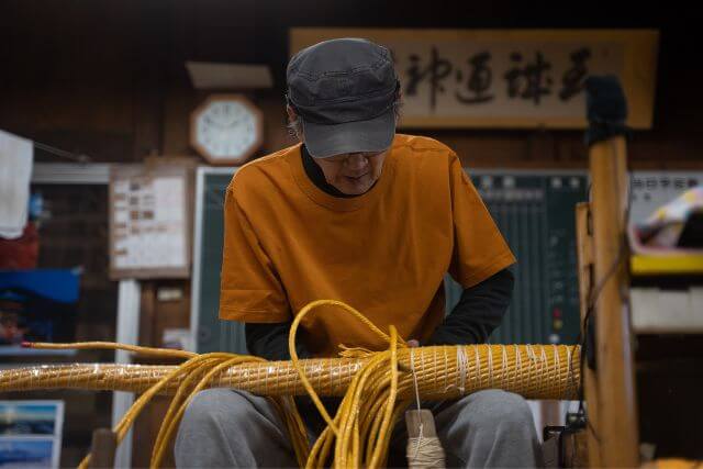 屋外用の藁風しめ縄における質感を保つための工夫