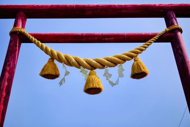 過酷な屋外環境に対応する藁風しめ縄の耐候性について