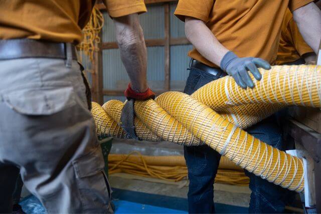 合成繊維のしめ縄で藁のような風合いを再現する技術