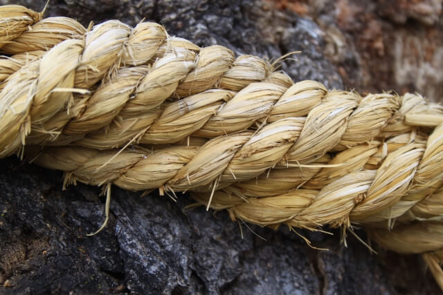 鳥居のしめ縄素材の選択｜天然と合成繊維それぞれの特性