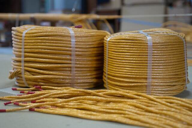 しめ縄の素材に合成繊維が選ばれる理由｜強度と扱いやすさ