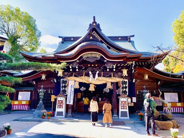 神社の大型注連縄が参拝者に与える印象