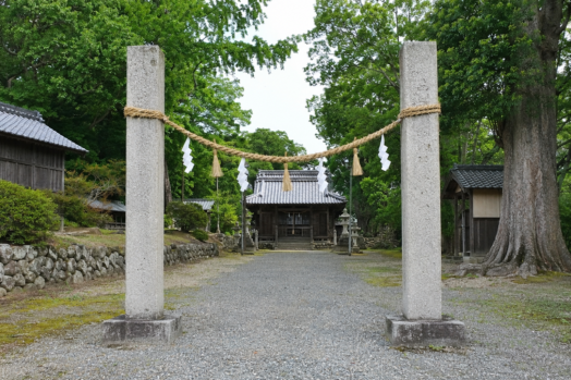 神社_注連柱とは_鳥居との違い_しめ縄を張る意味_解説